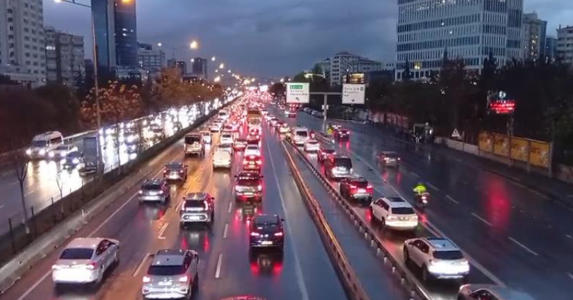  İstanbul'da yağışın etkisi ile trafik yoğunluğu oluştu