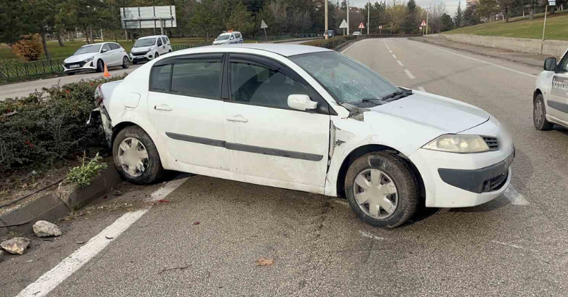 Otomobilin refüjde çarptığı kadınlara karşıdan gelen otomobil de çarptı: 1 ölü, 1 yaralı