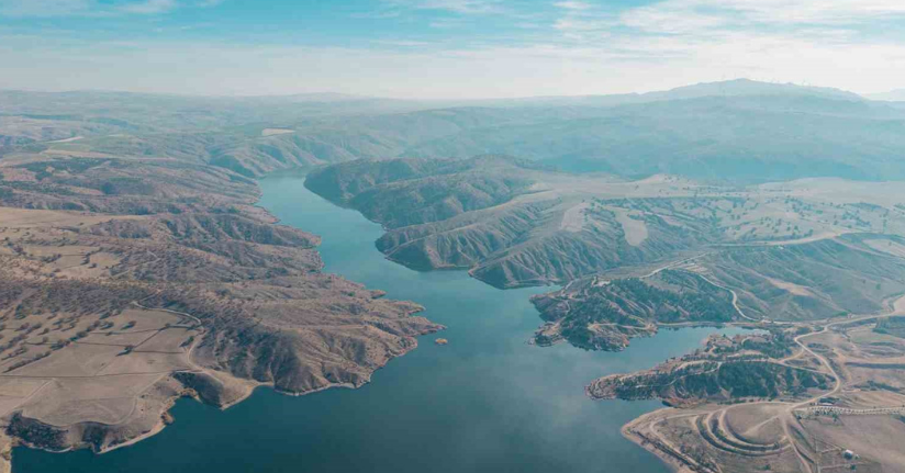 Bozkırın ortasında mest eden mavi