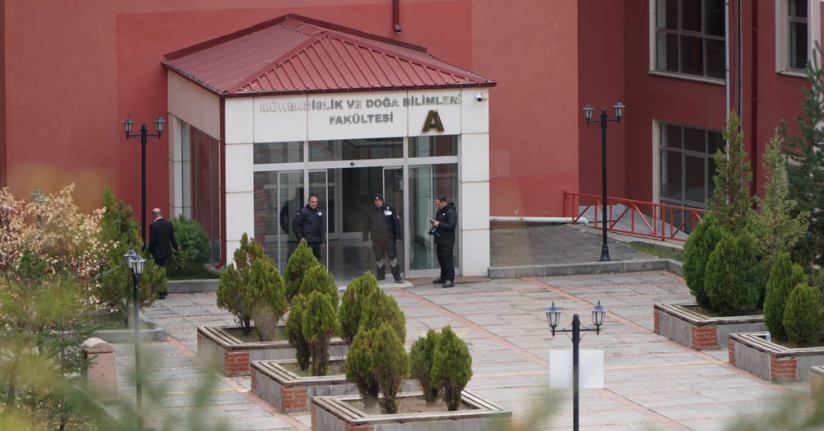 Gümüşhane Üniversitesi'nde kadın memur silahla rehin alındı, ikna edilmeye çalışılıyor