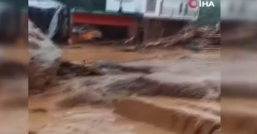 Endonezya'nın Kuzey Sumatra bölgesinde sel: 17 ölü, 61 yaralı