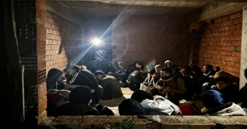 Kaçmak için inşaatta gizlenen 28 kaçak göçmen yakalandı