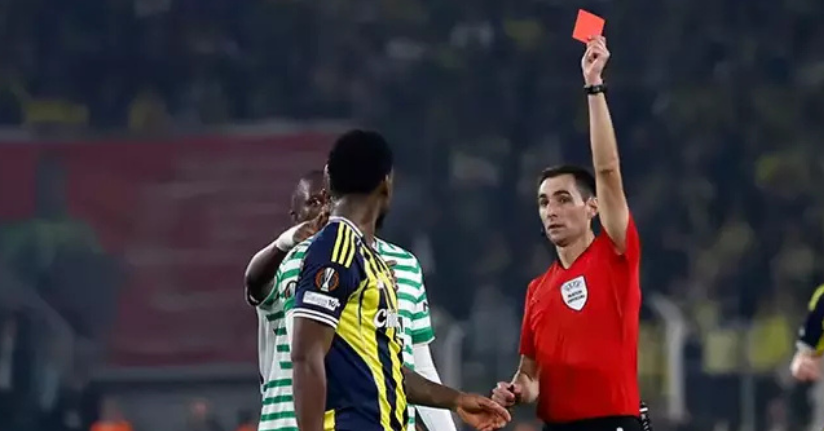 Jhon Duran, kırmızı kart gördü