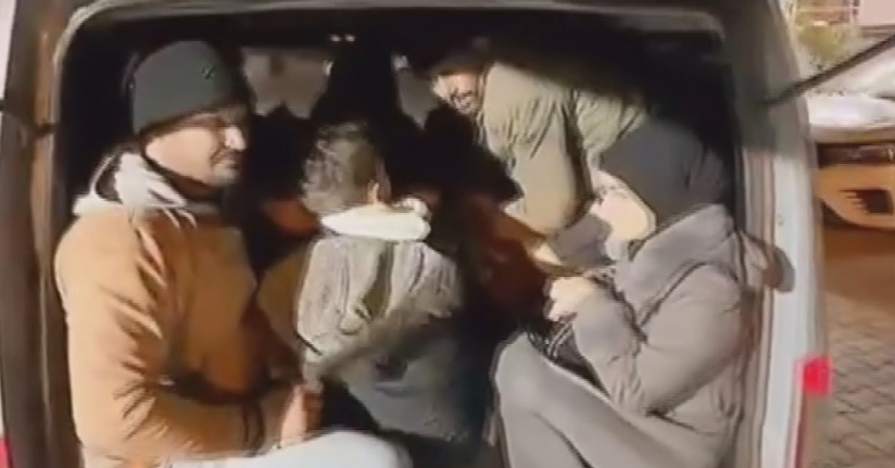 Hafif ticari araca tıka basa doldurulan 13 göçmen yakalandı