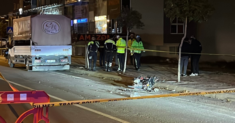 Polisten kaçan motosikletli, park halindeki kamyonete çarptı: 1 ölü 1 yaralı