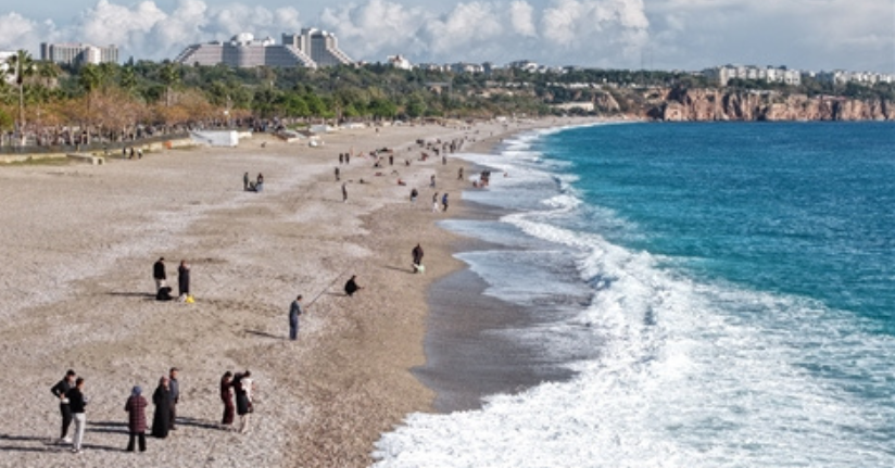 Yağmur sonrası Konyaaltı Sahili'nde balık mesaisi