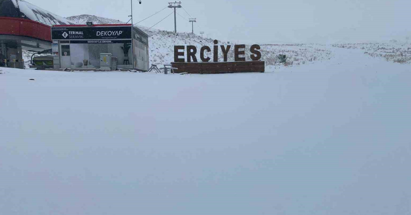 Erciyes güne beyaz örtüyle uyandı