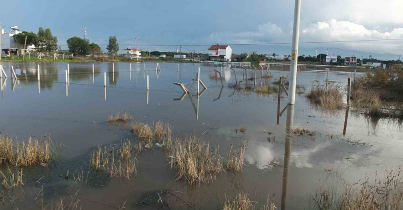 Burhaniye de yazlıklar su altında kaldı