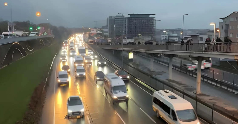 İstanbul yağmurlu bir güne uyandı, trafik yoğunluğu yüzde 80 oldu