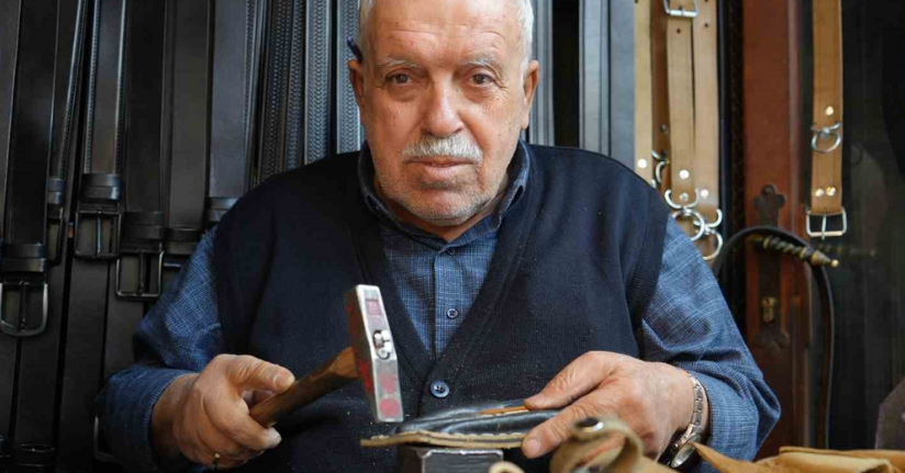 2 metrekarelik dükkanda 48 yıldır mesleğini icra ediyor