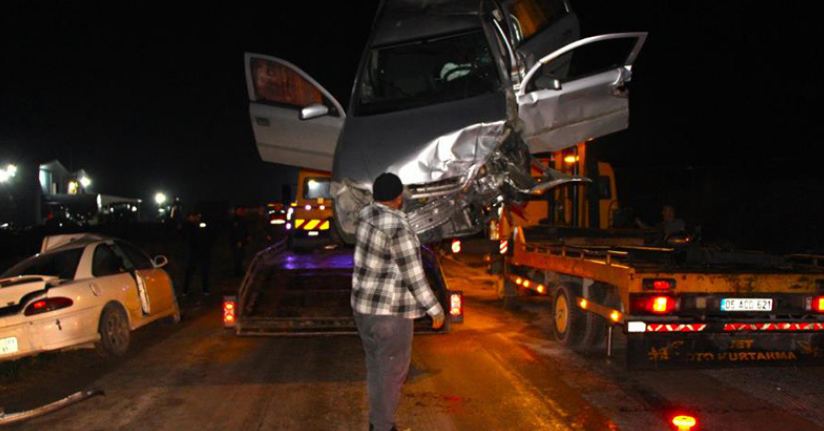 Amasya’da iki otomobil kafa kafaya çarpıştı: 8 yaralı