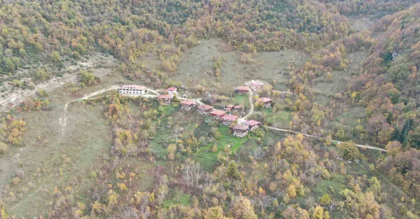 Sonbahara bürünen ormanlar ve ’çam kokulu’ evler mest ediyor