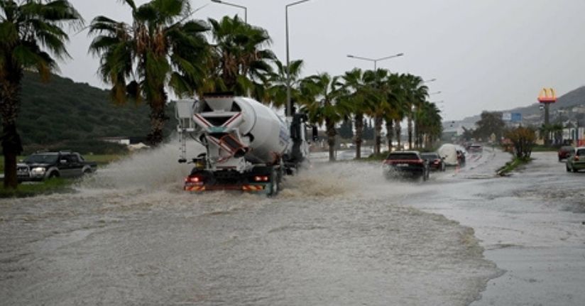 Kuşadası'nda sağanak yaşamı olumsuz etkiledi