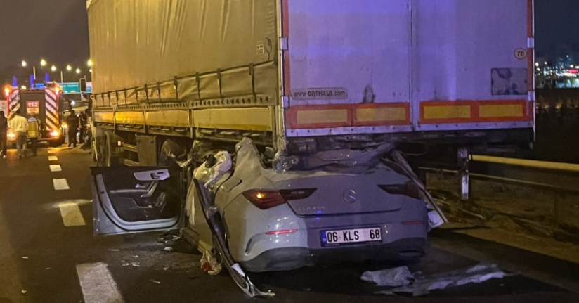 Ankara’da bir otomobil tırın altına girdi: 2 ölü 1 ağır yaralı