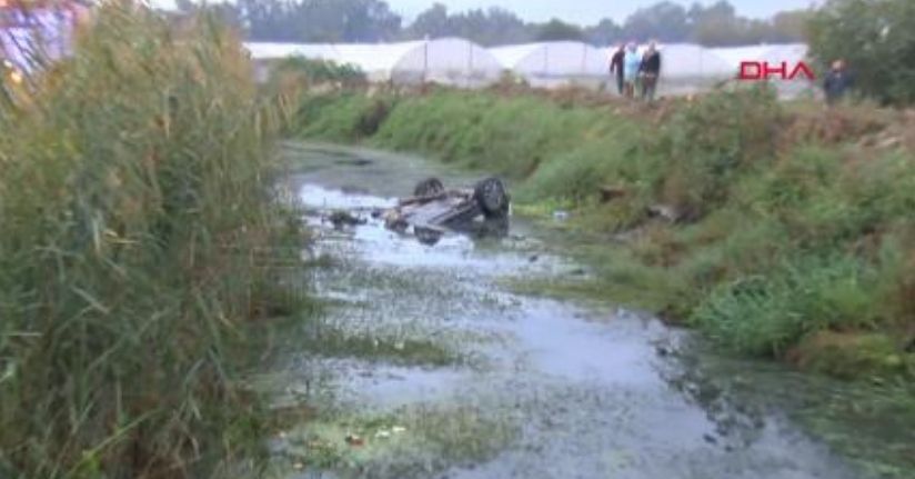 Kanala uçan cipte ölen eşinin cenazesinin çıkarılmasını gözyaşlarıyla izledi