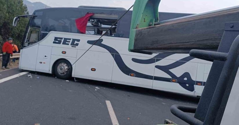 Kazada kapanan E-90 Otoyolu, araçların çekilmesiyle trafiğe açıldı