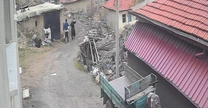 Yerde yatan karısının kafasına tekme attı