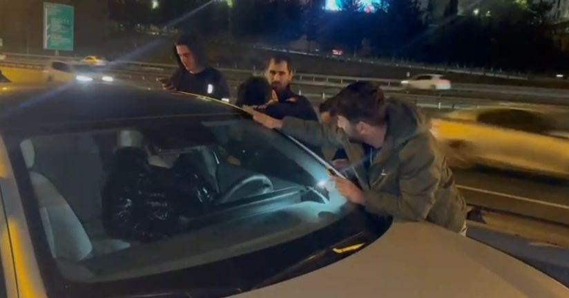 Otoyolda aracının içinde uyuyan adamı itfaiye camı kırarak uyandırdı