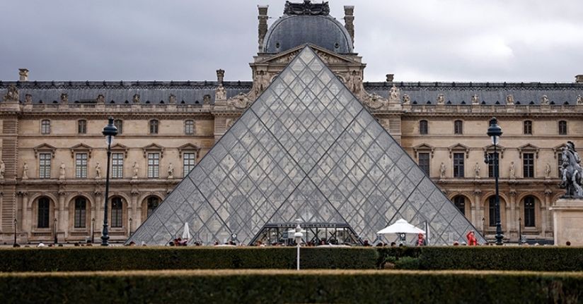 Louvre Müzesi’nde su sızıntısı: Yaklaşık 400 nadir kitap hasar gördü
