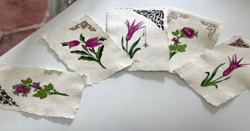 Geleneksel el sanatı Edirnekari'yi kendi ürettiği kağıtlara işliyor