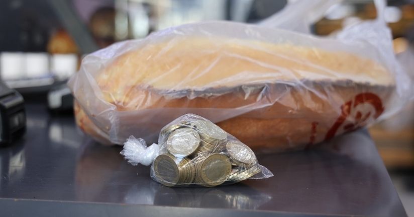 Yüz lira bozuk para getirene iki ekmek hediye