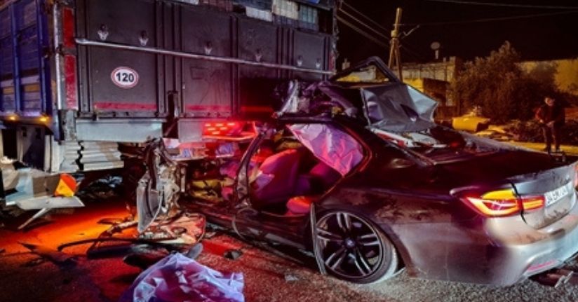 Kaza sonucu yolda duran kamyona otomobil çarptı; 1 ölü, 2 yaralı