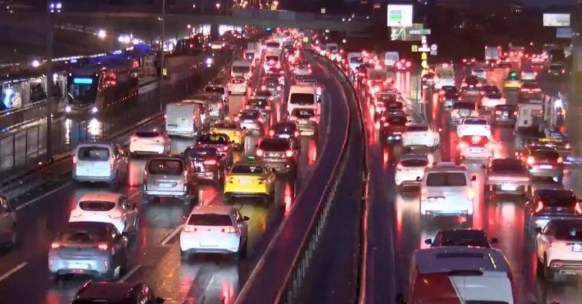 İstanbul’da haftanın ilk iş gününde trafik yoğunluğu yüzde 76 oldu