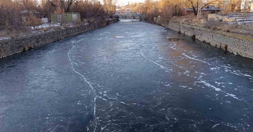 Kars eksi 15’i gördü: Kars Çayı 1 günde dondu