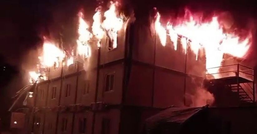 İşçilerin kaldığı konteyner alevlere teslim oldu