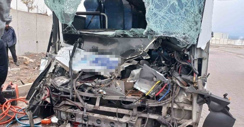 İşçi servisi tıra arkadan çarptı: Çok sayıda yaralı var