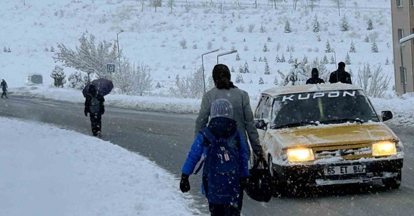 Van’da yoğun kar yağışı: Uçak seferleri rötar yaptı