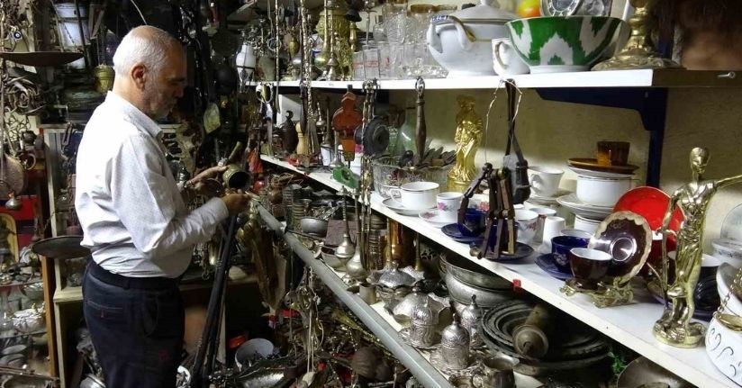 45 yıldır topladığı antika eşyaların sayısını kendisi de bilmiyor