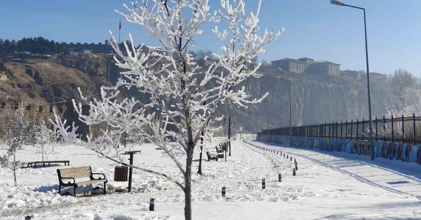 Göle eksi 16 dereceyi gördü, ağaçlar kırağı tuttu