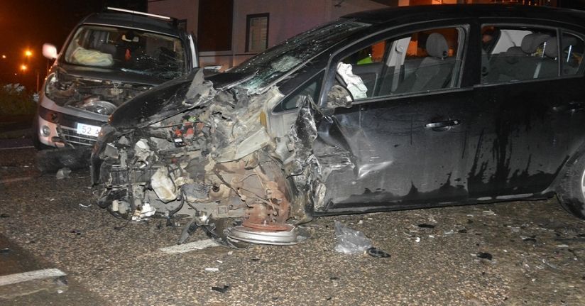 Ordu’da hafif ticari araç ile otomobil kafa kafaya çarpıştı: 1 ölü, 4 yaralı