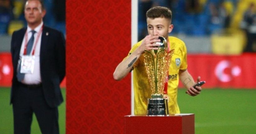 Kocaeli’de silahlı saldırı: 1’i futbolcu 3 yaralı