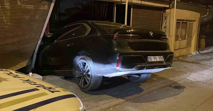 Sivas’ta fren yerine gaza basan sürücü, markete girdi