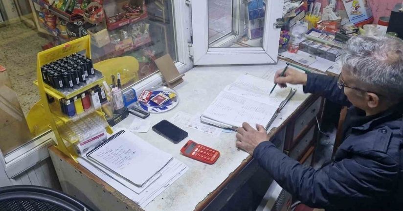 Hayırsever çift, mahalle bakkalındaki 230 bin liralık veresiye borcunu ödeyerek 50 ailenin borcunu sildi