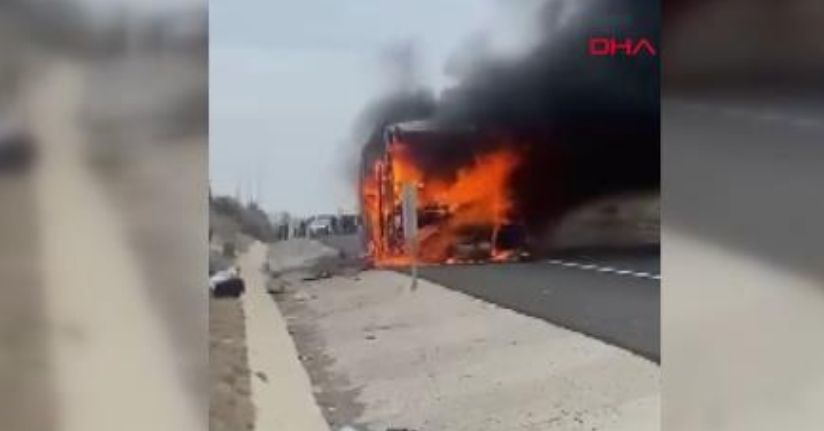 Seyir halindeki otobüste yangın çıktı, yolcular tahliye edildi