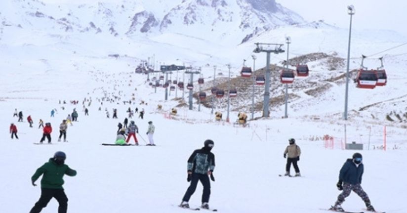Erciyes Kayak Merkezi’nde yeni sezonun ilk hafta sonunda yoğunluk