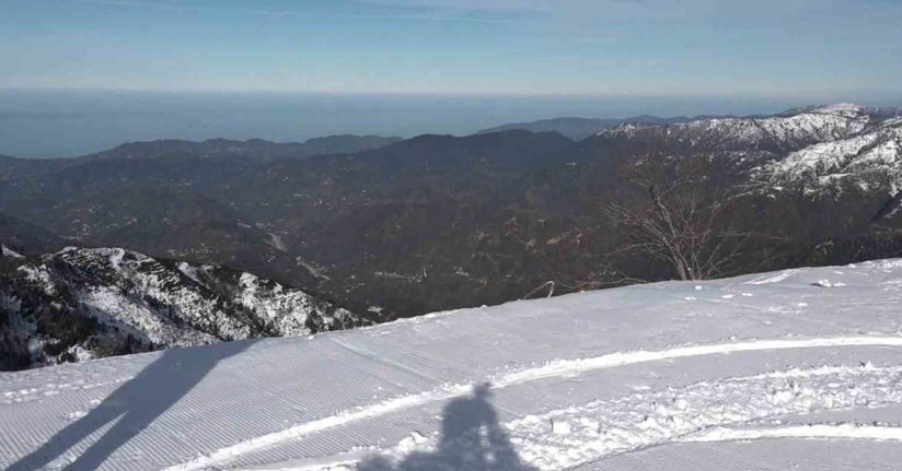 Rize’nin denizi gören zirvesinde kar keyfi