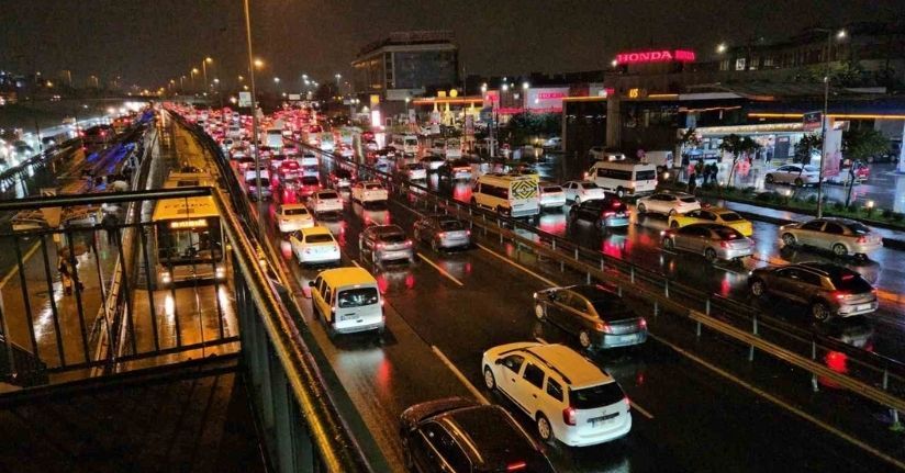 İstanbul’da yağışın da etkisiyle trafik durma noktasına geldi