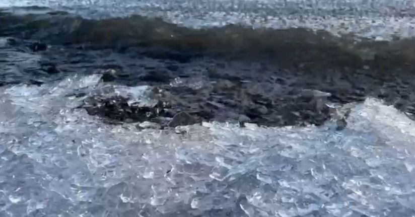 Çıldır Gölü’nde buz kütleleri sahile vurdu