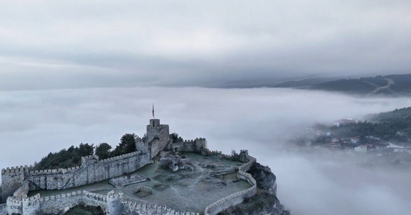 Boyabat Kalesi’nin sis altındaki görüntüsü mest etti