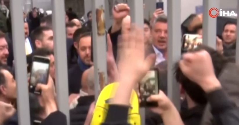 Sadettin Saran, stat önünde bekleyen taraftarları selamladı