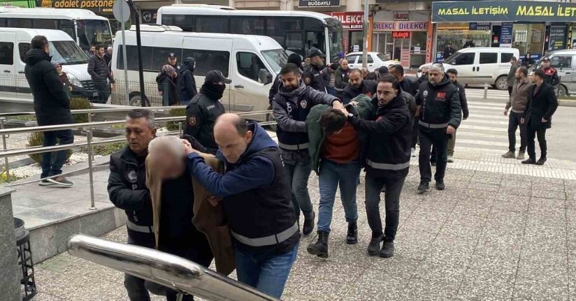 Aracını satmak isteyen vatandaşları milyonlarca lira dolandıran şebekeye 5 ilde operasyon: 14 gözaltı