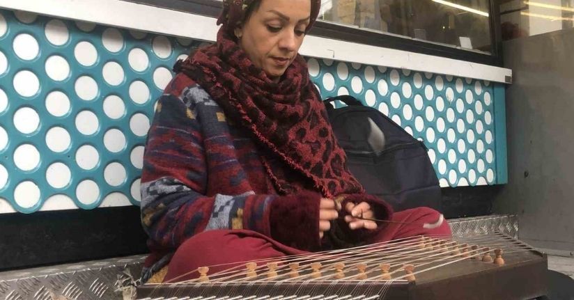Sıra dışı müzik aleti ile sokakta sanatını devam ettiriyor