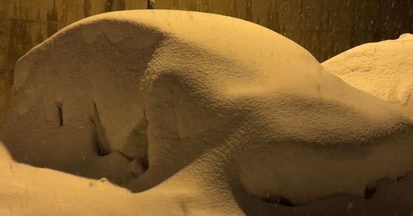 Yüksekova’da kar kalınlığı 40 santimetreyi geçti: Araçlar ve tek katlı evler kara gömüldü