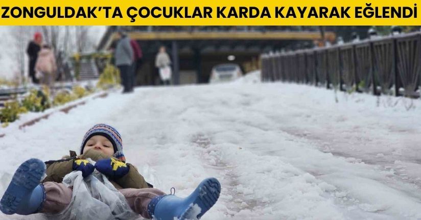 Zonguldak’ta çocuklar karda kayarak eğlendi