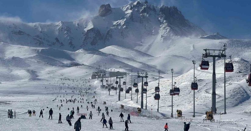 Erciyes’te hafta sonu pistler kayak severlerle doldu