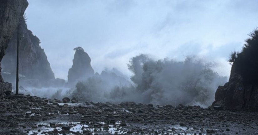 Amasra'da dalga yüksekliği 8 metreye ulaştı, tekneler limana demirledi
